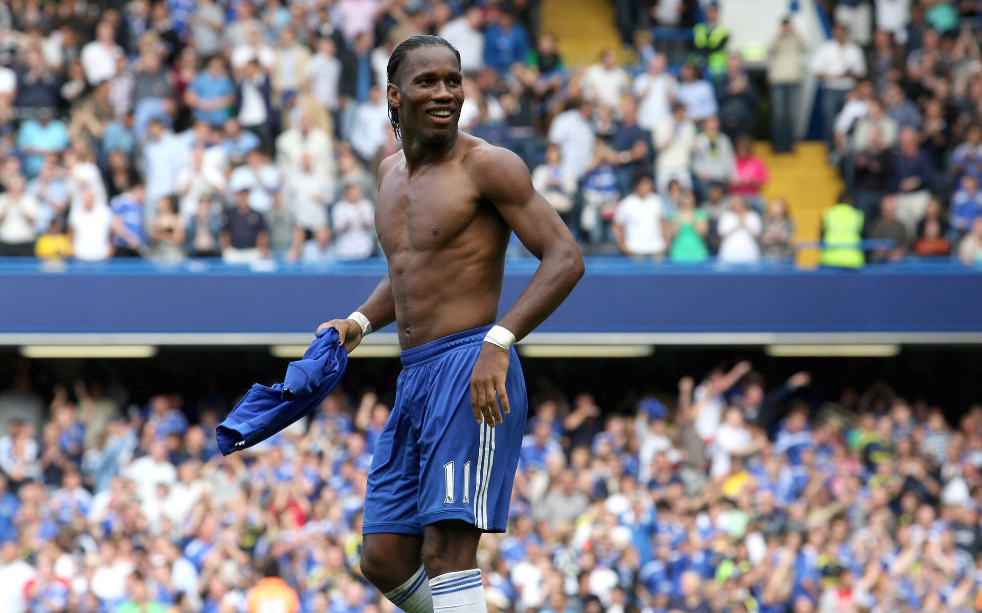 全黑队传球配合精妙，几乎无缝连接进攻与防守，全黑队服