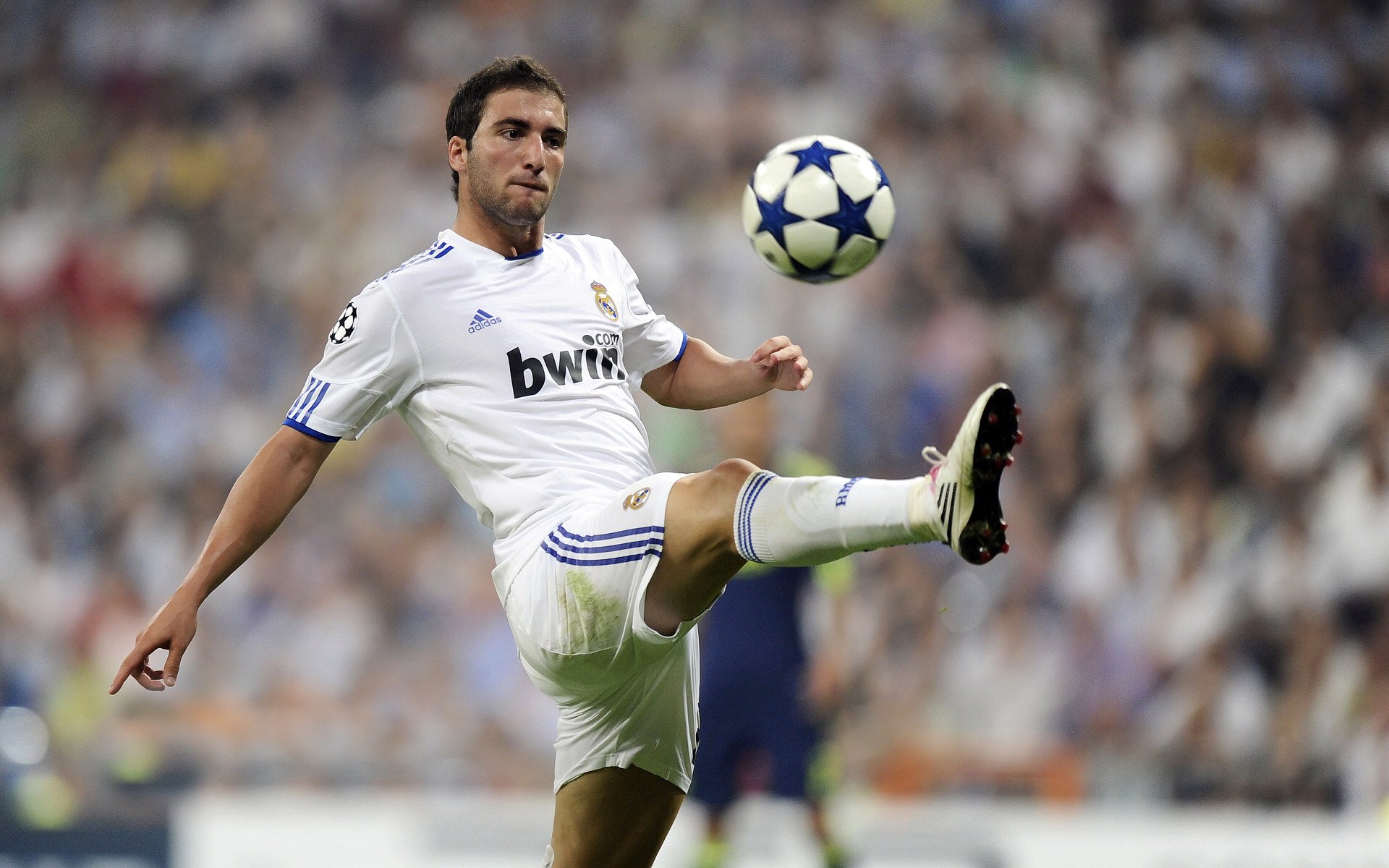 快船前锋在赛前热身中完成高难度扣篮，快船 扣篮